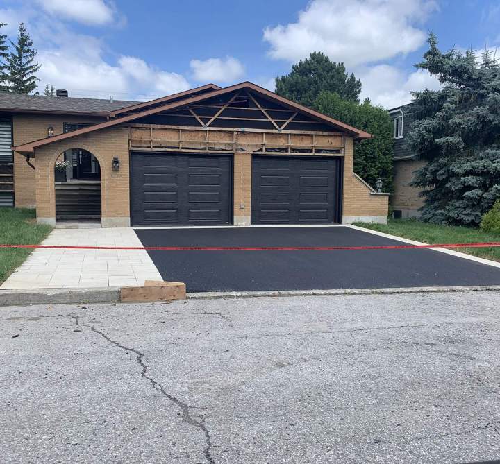 Revêtement robuste pour entrées de garage et stationnements.